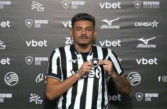 Tiquinho recebe a camisa 9 do diretor Léo Coelho –