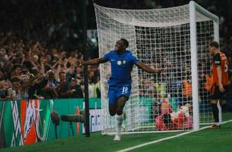 Momento do gol marcado por Danny Welbeck na vitória do Chelsea –