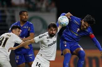 Arias também deixou duelo contra o Santos com dores musculares –
