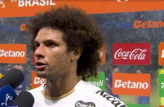 Willian Arão observa o domínio do artilheiro alviverde Flaco López –