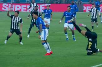 Ruan Tressoldi caiu de cabeça após disputa com Kaio Jorge – Reprodução de vídeo