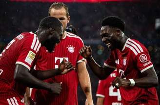 Upamecano (encoberto) cabeceia para abrir o placar para o Bayern no 5 a 1 sobre o Stuttgart.