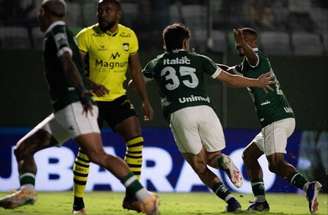 Tadeu usou camisa especial –