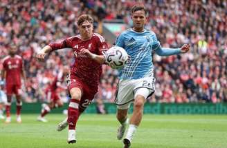 Gibbs-White comemora o seu gol, o segundo do Nottingham no empate com o Liverpool. Igor Jesus (à esquerda) chega para a celebração.