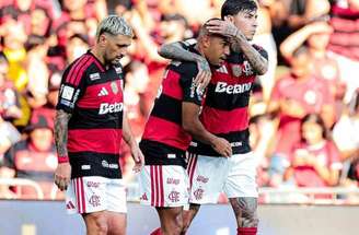 Arthur Cabral trava luta com Pulgar. Atacante foi o jogador mais ativo do Botafogo no clássico.
