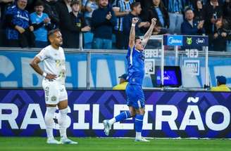 Grêmio se afastou um pouco da zona de rebaixamento e afundou a Chapecoense na lanterna –