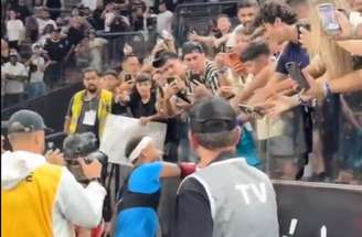 Neymar dá a camisa para um torcedor mirim do Corinthians –