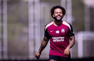 Depay em ação com a camisa do Corinthians no revés para o Coritiba –
