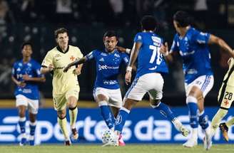 Facundo Colidio abraça Tchê Tchê na comemoração do primeiro gol do Vasco –