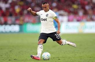 Marçal protagonizou uma disputa quente com Emerson Royal durante o clássico –