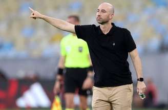 Botafogo perdeu para o Flamengo por 3 a 0 e sofreu a terceira derrota consecutiva no Brasileirão –