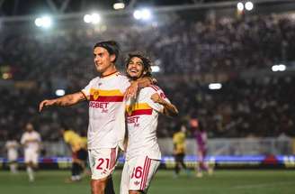 Jogadores de Lecce e Roma em disputa de bola na Serie A –