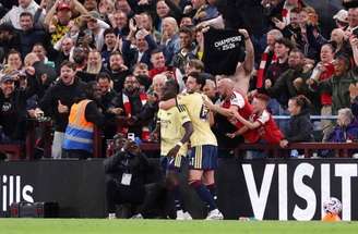Momento do gol marcado por Bukayo Saka no Villa Park –