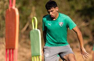 Zagueiro paraguaio Carlos Areco tem 1,91m e é visto como promessa –