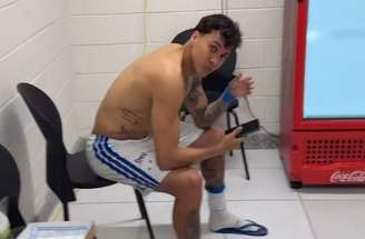 Kaio Jorge cabisbaixo após eliminação –