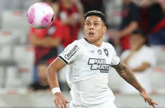 Matheus Martins segue, por ora, no Botafogo