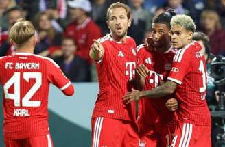 Jogadores de Osnabruck e Bayern em disputa de bola na Copa da Alemanha –