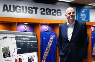 Aleksander Ceferin, presidente da Uefa, (E) fala com Gianni Infantino, presidente da Fifa (D) –