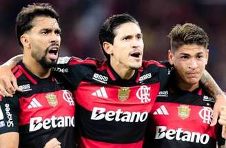 Carrascal finaliza para abrir o placar para o Flamengo.