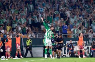 Vini Jr em disputa de bola com jogador do Betis –