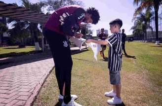 Pedro Mello com a camisa dada por Neymar –