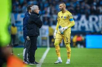 Luis Castro, técnico do Grêmio, ganha dias de paz após a classificação –