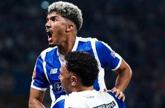 Jogadores do Porto festejam gol diante de seus torcedores no Estádio do Dragão –