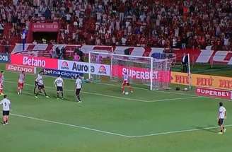 Júnior Todinho perde gol inacreditável em Náutico X Botafogo-SP –