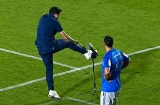 Abel foi flagrado chutando o microfone da equipe de transmissão do jogo