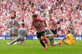 Sancet é festejado depois de marcar o terceiro gol do Athletic Bilbao –