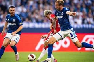 Karl tenta passe em meio à defesa do Schalke 04 –