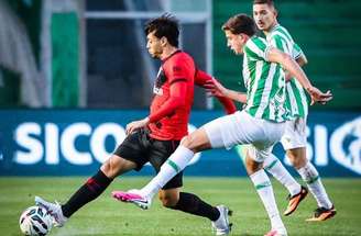 Não faltou luta pela bola no empate entre Juventude e Atlético-GO.  Mas nenhum deles levou a melhor: 2 a 2.