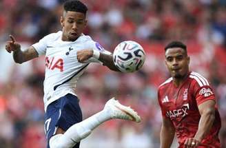 Savinho, do Tottenham, tenta escapar da marcação de Neco Williams, do Nottingham Forest –