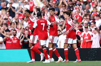 Havertz é festejado pelos companheiros de Arsenal depois de marcar o primeiro gol –