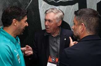 Ancelotti ao lado de Abel Ferreira antes do início da partida –