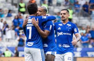 Jogadores de Cruzeiro e Athletico em disputa de bola no Mineirão –