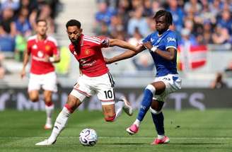 Jogadores do United comemoram o primeiro gol, marcado por Mbeumo –