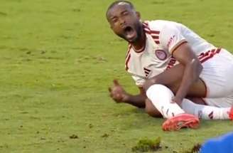 El Kaabi, do Olympiacos, recebe o auxílio de um colega de time ao deixar o campo na maca –
