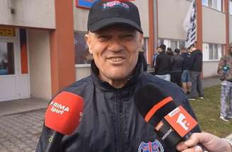 Marius Baciu, treinador do Steaua Bucareste, foi mantido no cargo graças à pressão da torcida -Reprodução de vídeo