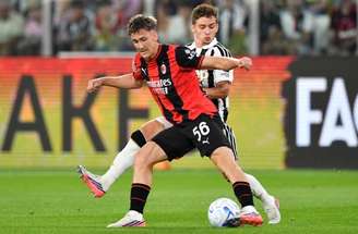 O milanista Gonçalo Ramos parte para o ataque e  o brasileiro Bremer  vai na sua cola.