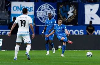 Jogadores de Al-Hilal e Neom em disputa de bola no Campeonato Saudita –