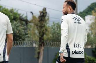 Neymar realiza atividades na academia do Santos –