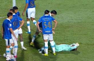 Weverton recebeu atendimento médico antes do jogo começar no Barradão –