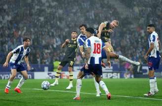 Cherki, do City, pela esquerda, avança ao ataque. Mas Varela (22) se prepara para tentar evitar o arremate do rival.
