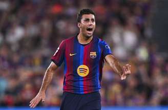 Rodri em ação com a camisa do Barcelona diante do Valencia – Foto Alex Caparros/Getty Images