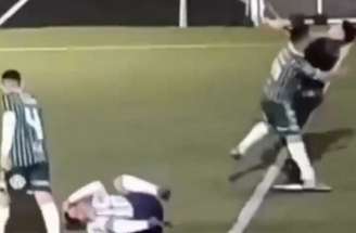 Árbitro assistente foi agredido com um soco durante um jogo de veteranos na Argentina –