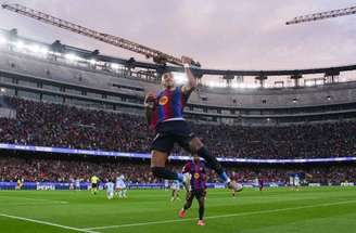 Gabriel Jesus comemora o primeiro gol marcado com a camisa do Barça –