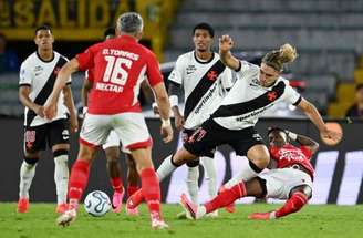 Santa Fe e Vasco ficam no 0 a 0 pela Copa Sul-Americana.  Faltou gol. Mas foi um jogo emocionante.