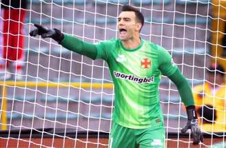 Spinelli tenta sair da marcação do Santa Fe. Vascaínos seguram o empate na Colômbia.