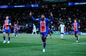 Ferrán Torres fez três dos seis gols do PSG na goleada sobre o Slovan Bratislava –